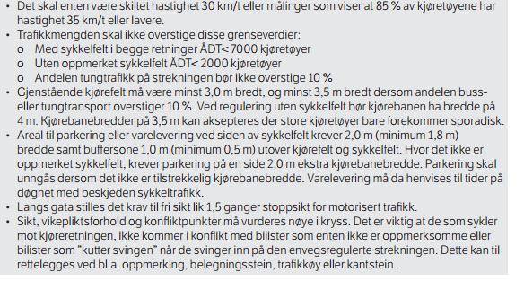 2.1.4 Fortau Fortau er definert som eit anlegg for gåande som er skilt frå køyrebana med kantstein. Fortau kan etablerast langs vegar og gater med fartsgrense 50 km/t eller lågare.