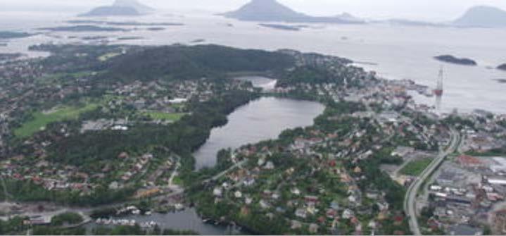 Figur 1: Kart over hovudnett for sykkel i Florø. Blå viser ferdige ruter, raud viser delvis ferdig, og raud stipla viser framtidige ruter.