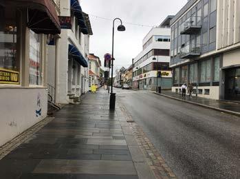 er fortau. Til dømes er Kinnvegen og deler av Brandsøyvegen bygd ut med gode fortau dei seinare åra. Gatene i sentrum er tronge og det er liten plass til å etablere eigne anlegg for syklande.