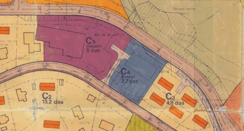 Side 2 Utsnitt fra gjeldene regulering som viser at tomten er avsatt til kontorbebyggelse, med bebyggelse på nordre del av tomten og parkeringsplasser i sør.