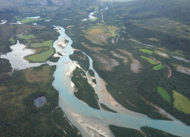 Brekanten på nordsida, sett mot vest (PKB). Vestre Svartisen med bretunger ned mot Storglomvatnet, Meløy (FAH).