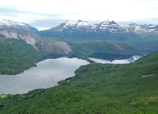 Totalt ferskvassareal i Nordland er 2 394 km 2 og utgjør 6,2 % av totalarealet i fylket.