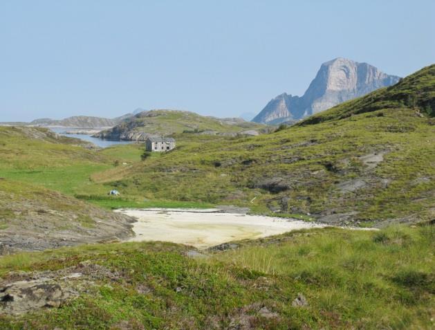 Snautt landskap på Helgelandskysten med fuktheier, kystlyngheier og forlatte gårdsbruk. Gjerdøyvær, Rødøy (PKB). Variert skoglandskap med gran-, furu- og lauvskog, lengst sør på Helgeland.