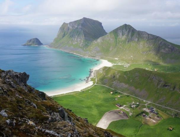 med markerte topper og djupe botndaler, men fjella er mindre dominerende enn i Lofoten.