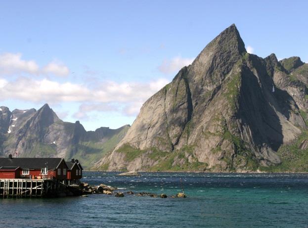 og atskillig høgere på Hinnøya. Vesterålen har også store og sammenhengende strandflater som omkranser mye av øyene. Her ligger mange jordbruksbygder og det aller meste av bosetting i regionen.