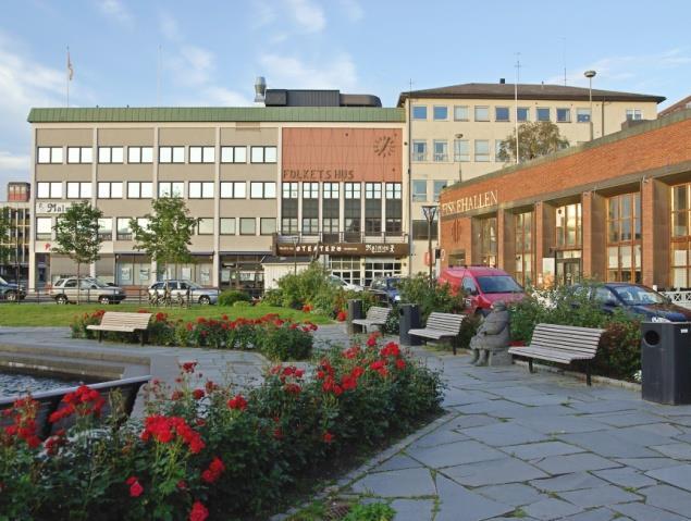 Tett bebyggelse. Fra torget i Narvik (PKB). Åpen bebyggelse i fiskeværet Myken, Rødøy (PKB).