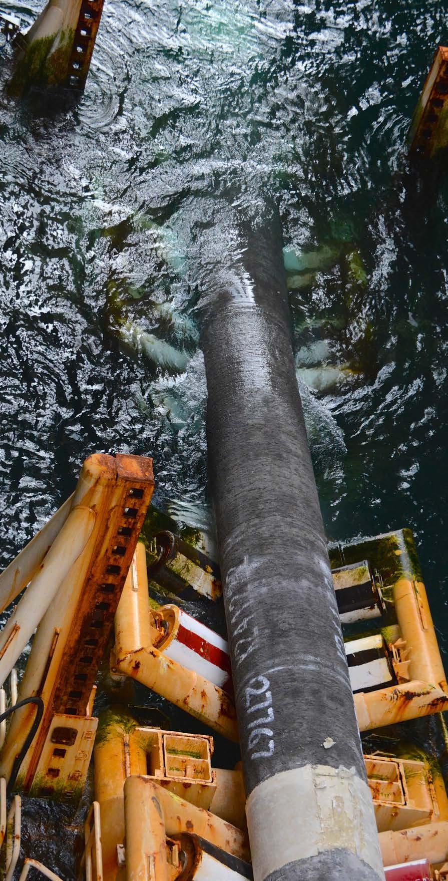 Rør som legges fra Solitaire. Foto: Statoil ASA / Eva Sleire Innhold Side Forord Forord 3 1. Aasta Hansteen: Skroget er på vei til Norge 4 2. Metode for gjennomføring av studien 8 3.