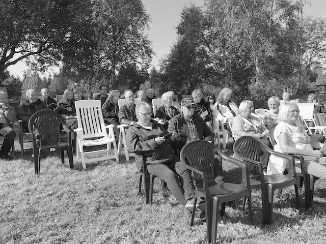 Fra menighetene Friluftsgudstjeneste Det var ca 30 til stede på friluftsgudstjenesten på Blakkhaugen på Lund siste søndagen i august.