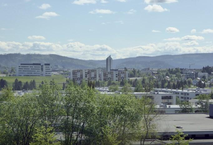 Området ligger nært Tiller sentrum og knutepunkt for MetroBuss i Sentervegen, men ligger lengre fra sentrum enn 5,3 km og vil derfor medvirke negativt til oppfylling av indikator for byfortetting.