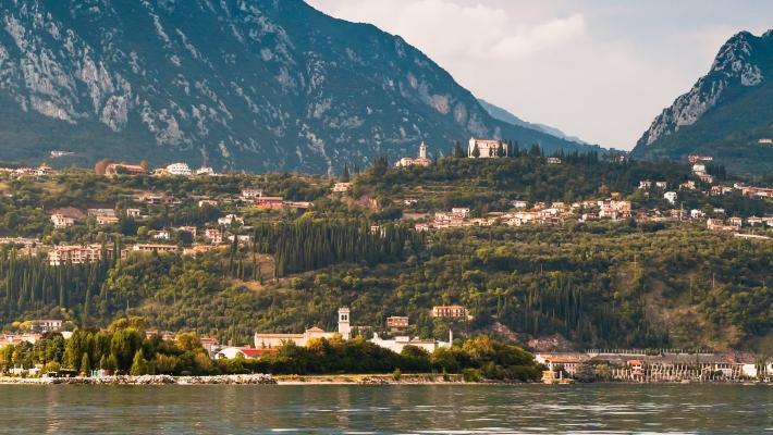 Gardola er en hyggelig landsby på bakkeskråningen over Gardasjøen Trento (46 km) Storbyen Trento er hovedstaden i den autonome provinsen Trento i regionen Trentino-Alto.