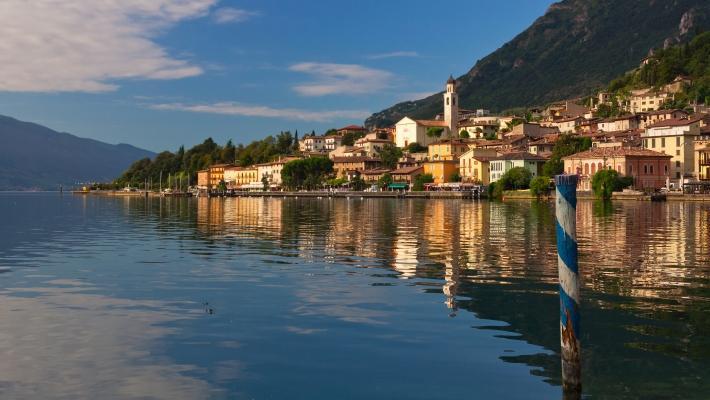 Castelnuovo di Noarna (26.6 km) Vinslottet Castelnuovo di Noarna er bygget på ruinene av en gammel romersk bygning.