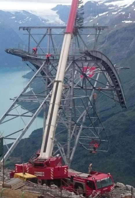 Stålmast framme på kanten av fjellet. Den store stålmasta framme på kanten av fjellet, er festa til betongfundament som er spent fast i i fjellet med 12 stk.