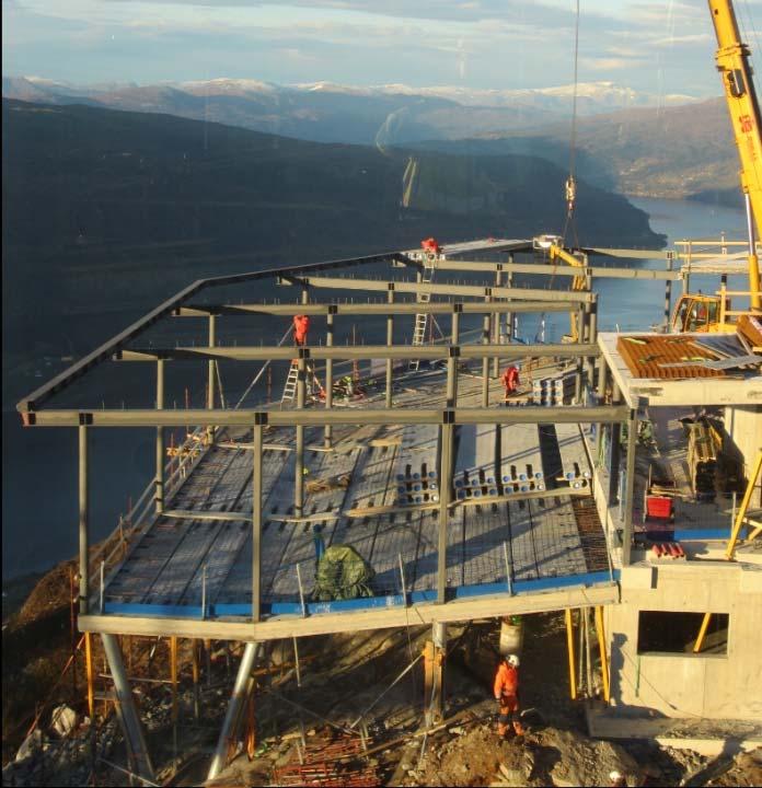 Fjellrestaurant og sky walk På fjellet er det også bygt ein restaurant framme på kanten av fjellet med ein stor takterrasse.