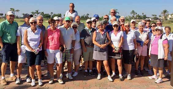 turnering. I praksis betyr det 1-en turnering i løpet av en toårsperiode på alle.» Her ser vi fornøyde deltagere klare for klubbmesterskapet i golf på Roda.