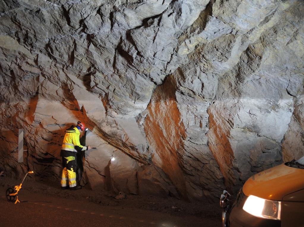 Foto 13[PN_0946]: Sprekkesettene danner kiler, spesielt i høyre vegg. Foto er tatt 70 m inn i eksisterende Løkthaugen tunnel.