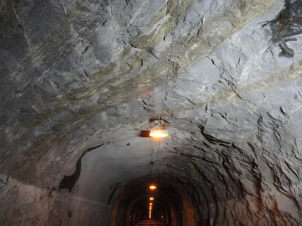 Foto 18[PN_0952]: Bergmassen er mindre oppsprukken langs foliasjonsplanet og virker mer solid. Foto er tatt 140 m inn i eksisterende Løkthaugen tunnel.