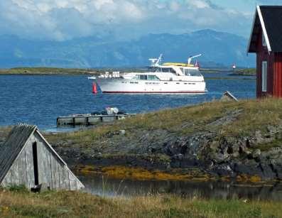 Langs norskekysten t/r Harstad 2016 «Smakebiter, del 3» - Arnulf Wibe- I de to foregående nummere av Skipperposten (november og desember 2016) presenterte jeg noen utdrag av reisebrev som ble