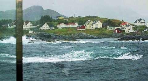 Utrivelig! Neste dag søker vi en triveligere havn lenger vest på Hitras nordside, før kulingen treffer oss. I Kvenværet snakker de i det minste tysk og litt engelsk.