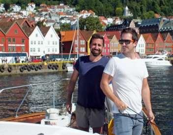 Magnus er med morfar og henter kompisen Rune Payan på Vigra om kvelden (Rune er kurder, «omdøpt» av fotballvenner). Anne og jeg har pubkveld denne siste kvelden som vi har sammen på denne båtturen.