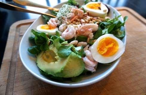 Mat: Salat med reker og karridressing - fra Båtfolk på Facebook, Mai Eckhoff Morseth Denne funker som middag, lunsj eller kveldskos. Den er laget på den tiden det tar å koke et egg.