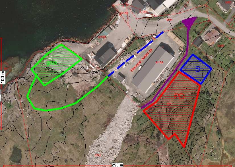 LURØY KOMMUNE Side 3 av 10 PD= tomt til Pettersen Drift AS S= tomt til Aleksander Sætern Grus= område til lagring av grus Blå stiplet linje= veg over opparbeidet område på 8/169 Lilla og grønn linje=