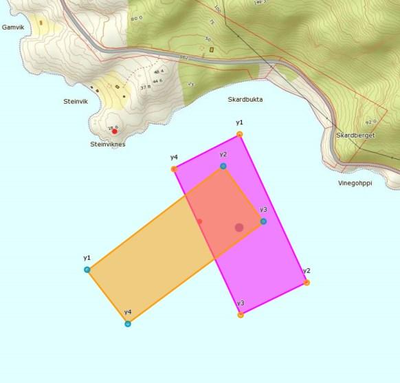 Illustrasjon av dagens anleggsplassering (rosa rektangel) og omsøkt plassering (orange rektangel): (Utsnitt fra Fiskeridirektoratets kartverktøyet Yggdrasil) Lokaliteten er i dag klarert for følgende