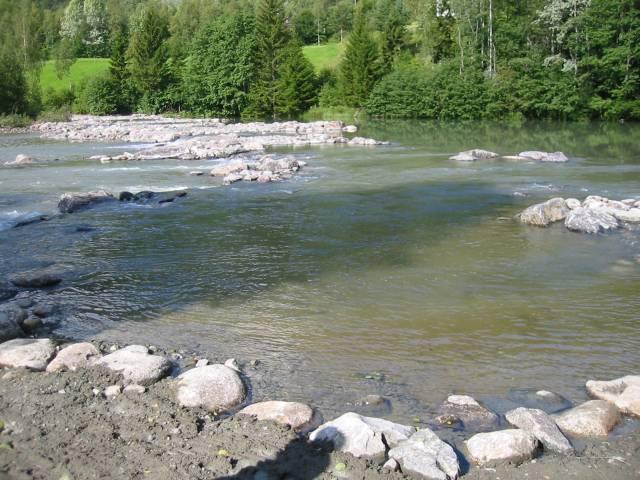 Kjøreterskel ved Hvammen Betongplate er delvis fjernet, og delvis dekket med stein og grus To