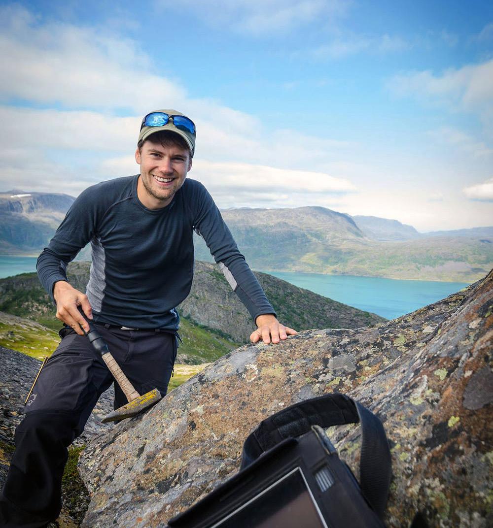 Foto: Espen Torgersen. NGUs geolog på feltarbeid i Finnmark. overskrider budsjettet på grunn av uforutsette forhold og kunnskapsmangel.