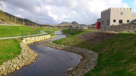 Figur 13: Brattebø gård - Nytt utbyggingsområde i Sandnes kommune, der eksisterende elvestreng er inkludert som en naturlig del av det regulerte boligområdet.