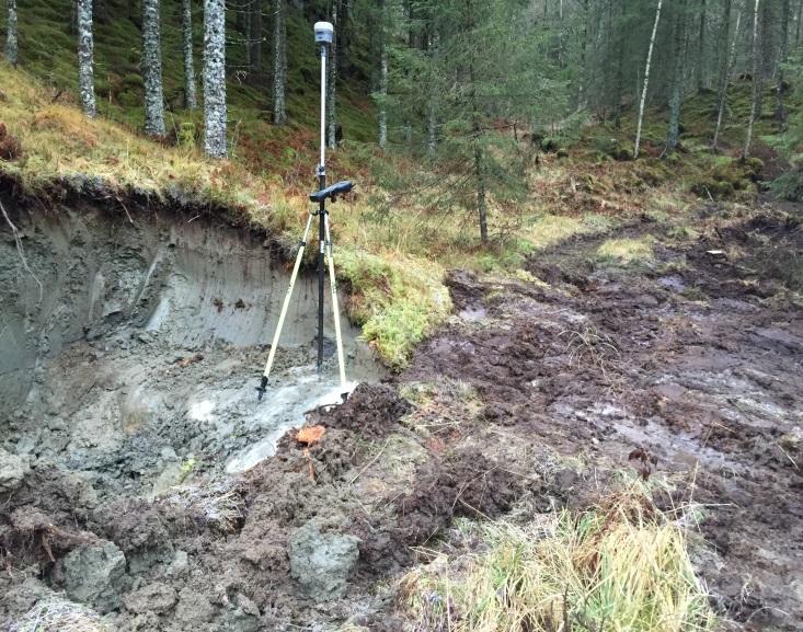 Grunnforholdeneerdokumentertvedsjaktgraving,fotograferingoginnmålingavpåtruffetberg. Posisjoneravsjaktingerervistifigur2 1ogmerdetaljertivedlegg1.