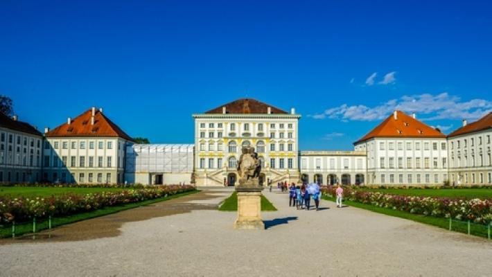 Nymphenburg slott er en herskapelig opplevelse Allianz-Arena (17.9 km) Den store fotballstadionen ble innviet i 2005 med plass til 75 000 tilskuere.