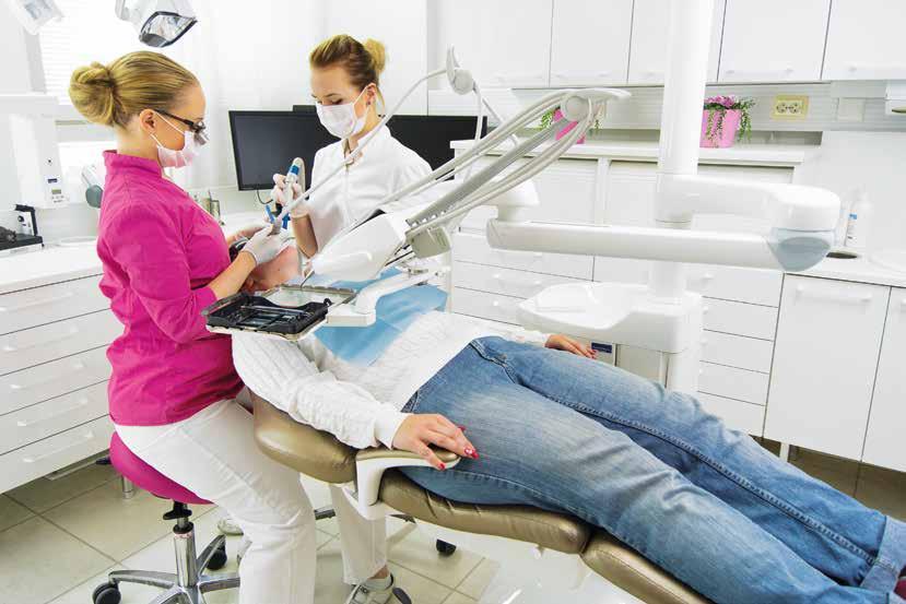 DENTAL Nye nivåer av ergonomi I dental arbeid utgjør sittestillingen den største helse risikoen, fordi under lengre inngrep er sittestillingen