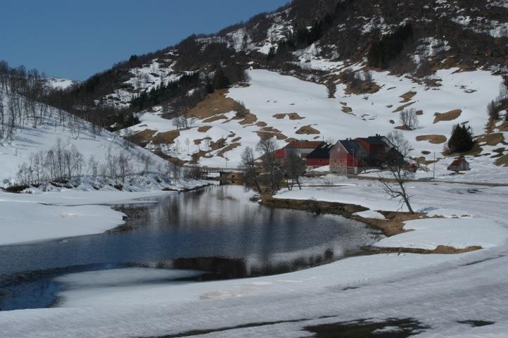 Figur 7. Bergsdalselven ned mot terskelbassenget ved Rødland, nedenfor øverste prøvepunkt. Foto Sveinung Klyve. Tabell 6.