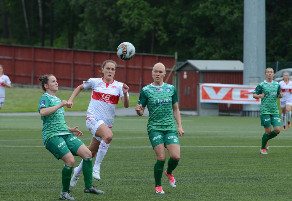 Breddefotball - 18 Breddefotball - 19 JEVN SESONGÅPNING Dette året var det spådd en meget jevn sesong i toppen av norsk kvinnefotball. Så langt har de spådommene slått til.