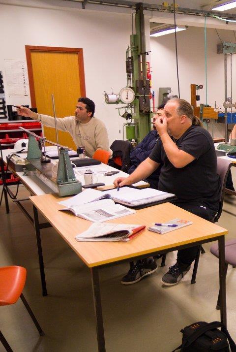 engasjert: Kurset held til i Førde Tekniske Fagskule sine lokale. Farhad Tahooni Kivi (til venstre) engasjerer seg i utrekningane Søvde legg fram.