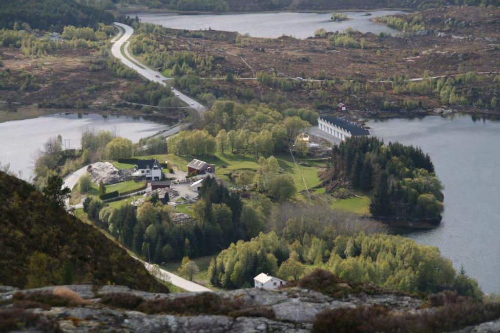 Området er ikkje dyrka og omfattar i hovudsak ein kolle ned mot vika i vestenden av garden.