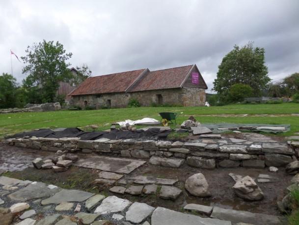 Arbeidet er utført av Bakken & Magnussen. Et murparti i sørfløyen er tildekket for konservering. Halsnøy kloster, Kvinnherad, Hordaland ID 64166 Det omfattende arbeidet med nordre korsgang er ferdig.