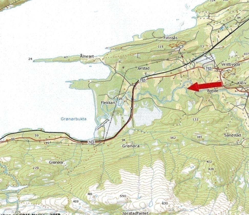Figur 4. Oversiktskart som viser områdene ved Jørstadelva som renner ut i Snåsavatnet. Pila viser kroksjøene ved Breidesmoen der myrkongle ble påvist.