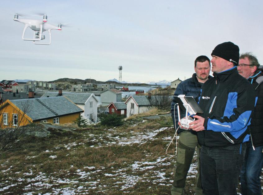 Tilsyn med drone: Rimelig og effektivt Christer Skreslett (nærmest kamera) er sauebonde i Nordland og bruker drone under tilsyn og sanking av dyr på sommerbeite.