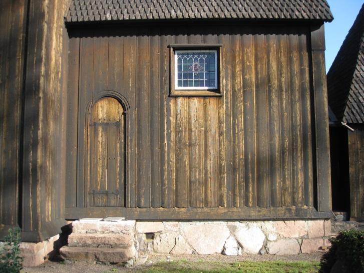 Trapp inn til koret fra sydsiden Område mellom trapp og vegg/mur som må holdes rent. Skipets sydvegg, mot øst heller terrenget mot kirka.