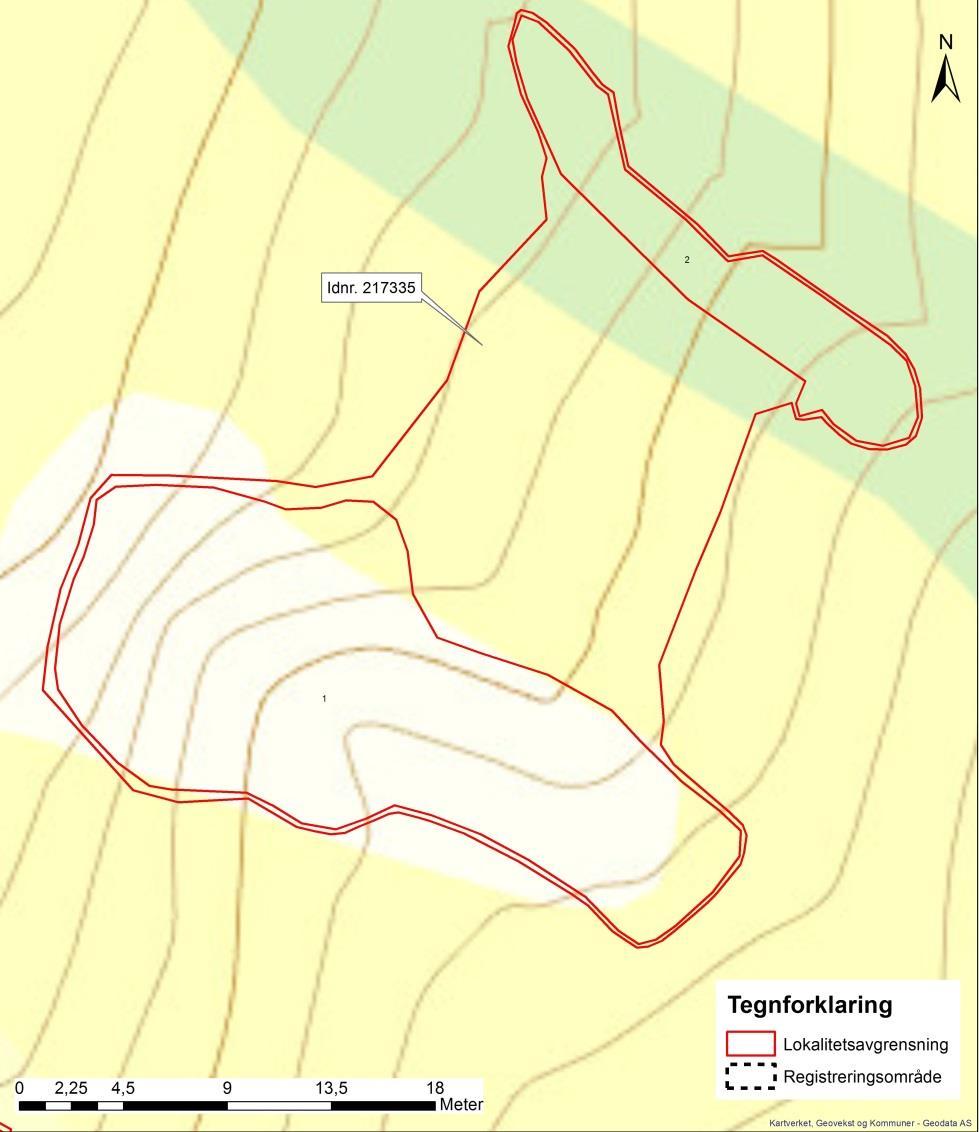 Idnr. 217334-1 Rydnigsrøys Mål: 4,60 x3,50 x 1,20 meter. Rydningsrøys med jevn form i nord, vest og nordvest hvor den danner et hjørne, og noe utflytende i syd.