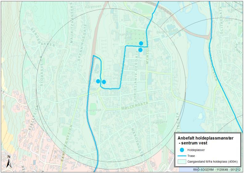 Avstandene på vestsida er korte og det meste av tettbebyggelsen på vestsida får gangavstand til holdeplass også med denne traseen og plassering av holdeplassene.