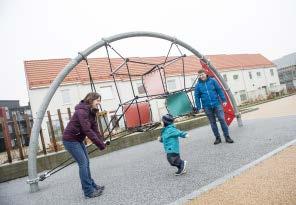 2,5 åringen og foreldrene Mette Aksnes Wersland og Tor Inge Espedal Wersland stortrives på Hove Gård. Vi bodde på Tasta og så at tilsvarende hus var noe dyrere der.