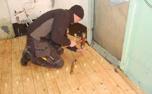 Så borar vi for boltane og setter eit merke i ståldekket med boret. Dermed veit vi kor boltane kjem når vi fjerne tredekket.