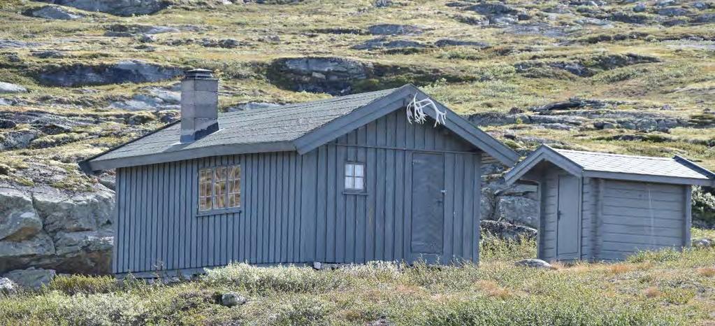 Kommunen bekrefter at det omsøkte uthuset er satt opp mellom 2005 og 2012 av tidligere eier Edvard Akerløkken, uten søknad.