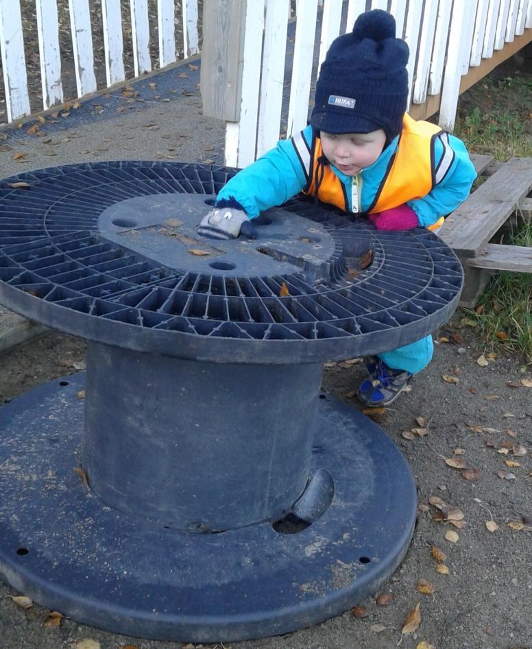 Utendørs er sand og vann et veldig spennende lekemateriale! Vi bruker mye tid i sandkassa, der barna utforsker og tar i bruk sansene sine i leken.