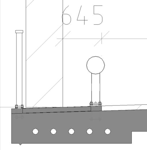 Siden total bredde på betongdekket er 11 meter, vil det være tilstrekkelig med plass for folk å ferdes på utsiden av kjørerekkverket.