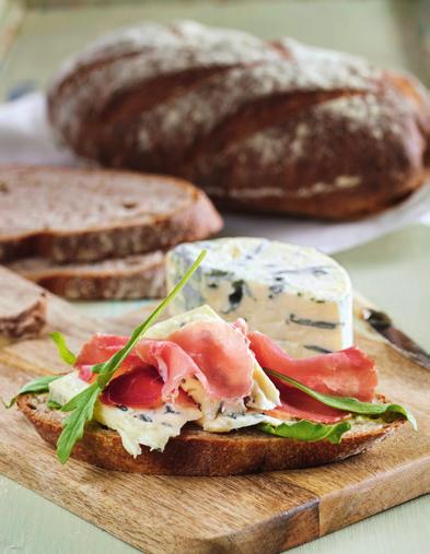 2 Surdeig Finnes det noe bedre enn et nybakt og velduftende surdeigsbrød? Brød bakt med surdeig får bedre deigstabilitet, god holdbarhet, nydelig smak og en fin struktur på krummen.