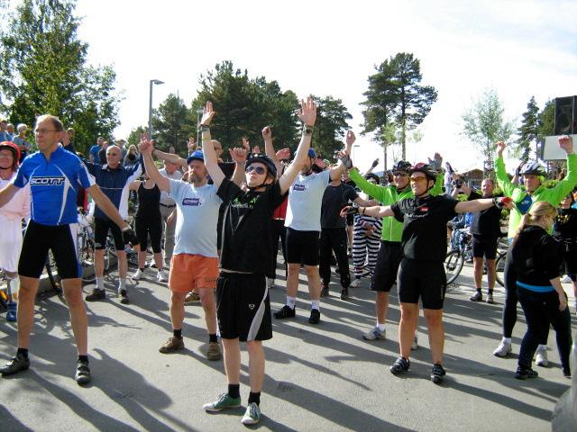 Skodje har i 2012 tre barneskular og ein ungdomsskule med tilhøyrande ballplassar og gymnastikksalar.