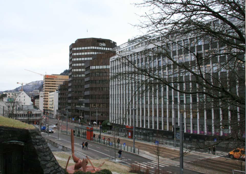 Figur 4 Høgskolen, og DNB-bygget, Lars Hills gate 30. Bybanestopp i forkant av Høgskolen (februar, 2013).